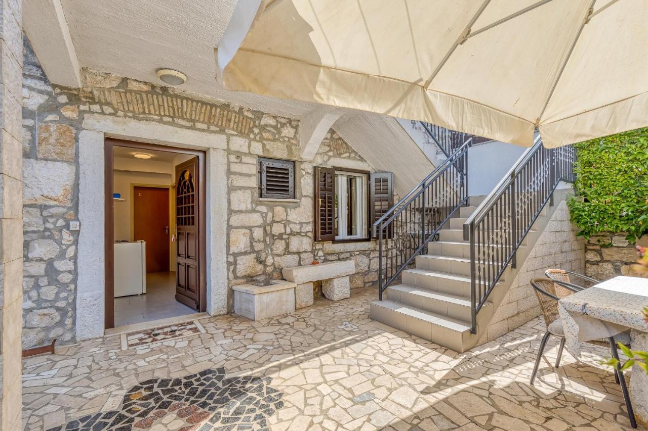 Matea Rooms Funtana Exterior photo